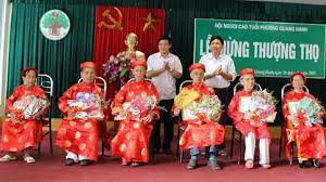 Gần 2.500 người cao tuổi ở Bình Giang được tặng quà, mừng thọ trong dịp Tết